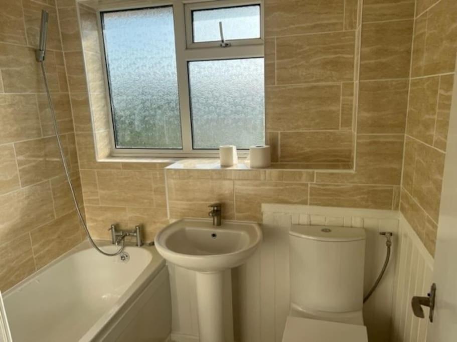 3 Bedroom Mid Terraced House Grays Exterior foto